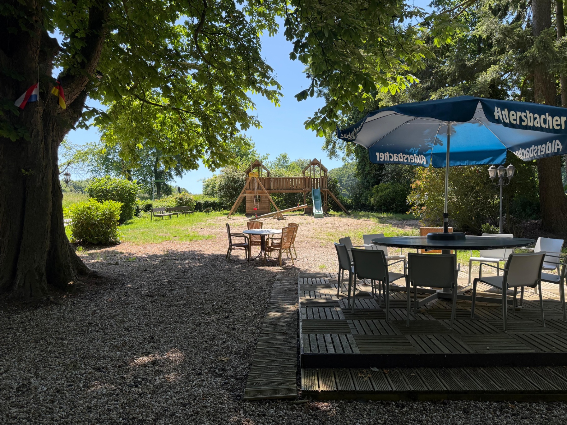 Garten mit Kinderspielplatz