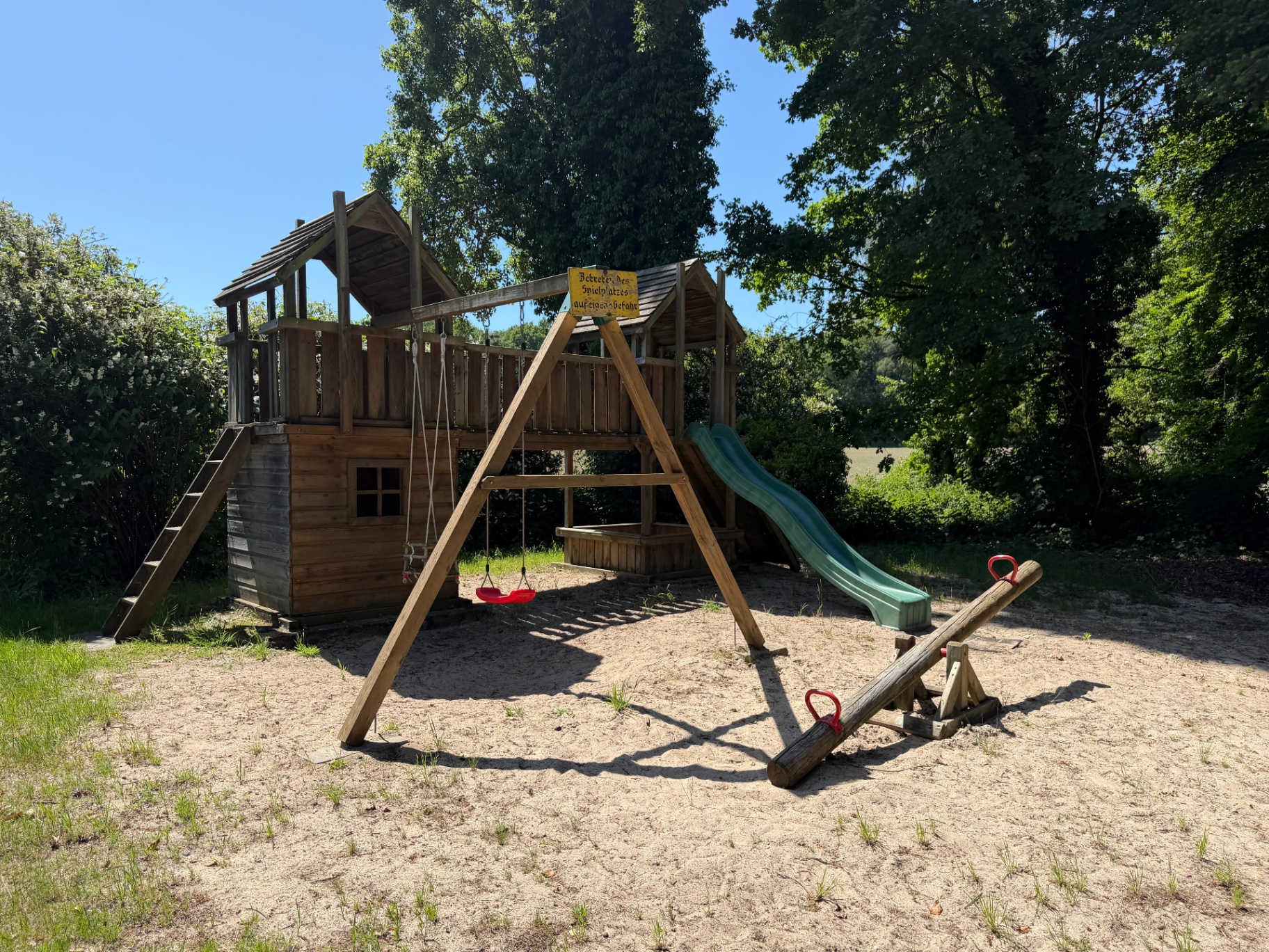 Abenteuerspielplatz mit Rutsche & Schaukel