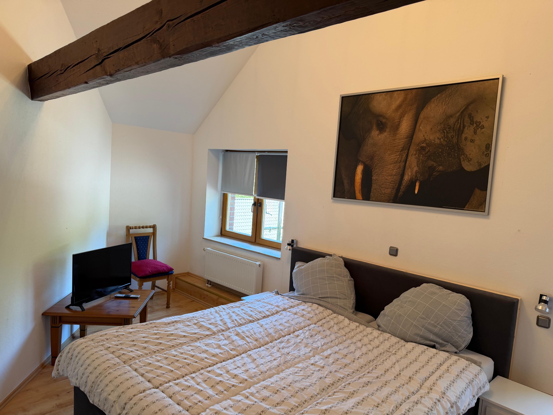 Schlafzimmer mit Doppelbett